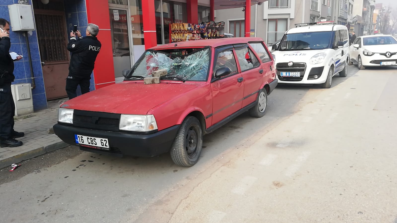 Araba kullanma kavgası kavgayla son buldu... Babasının arabasını parçaladı