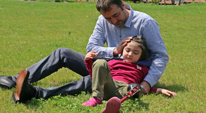 Babasının 150 TL'ye kurduğu düzenekle yürümeyi öğrendi, şimdi koşmak istiyor