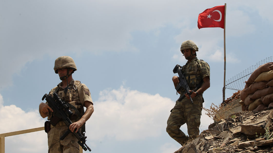 Baba oğul omuz omuza vatan nöbetinde