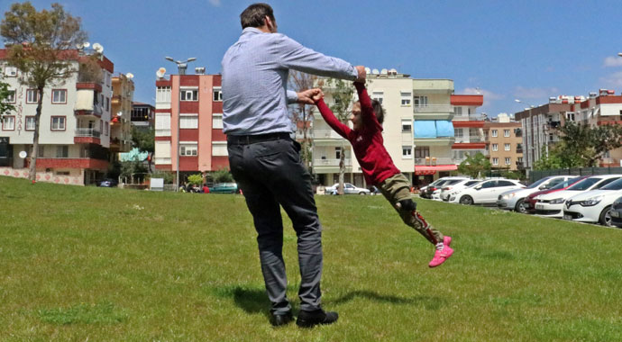 Babasının 150 TL'ye kurduğu düzenekle yürümeyi öğrendi, şimdi koşmak istiyor