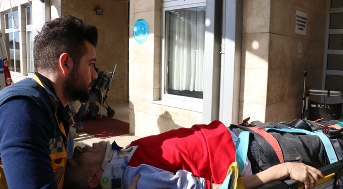 Baba ve oğlu trafik kazasında yaralandı