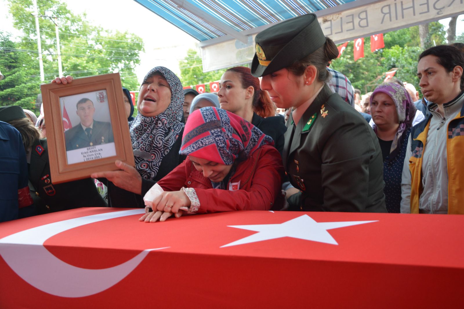 Babalar Günü'nde şehit oğluna veda etti