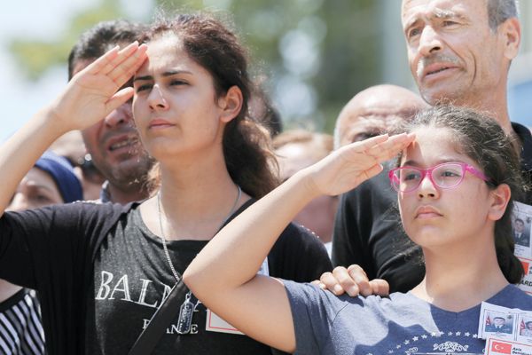 Tedavi gören paşa, eşi ve çocuğunun  cenazesine gelemedi