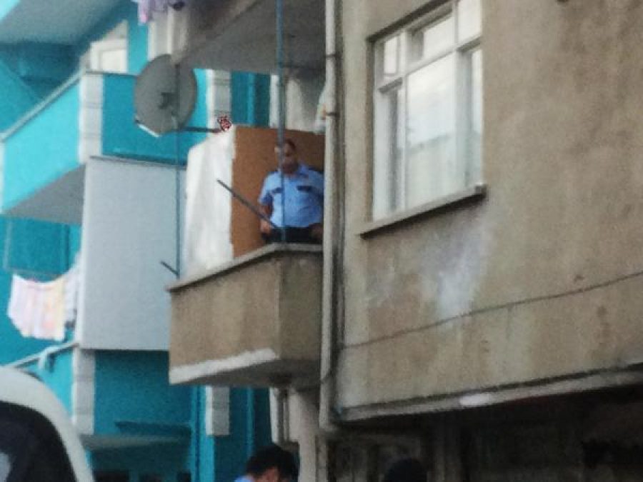 Babasını balkondan attı, daha sonra bıçaklayarak öldürdü!