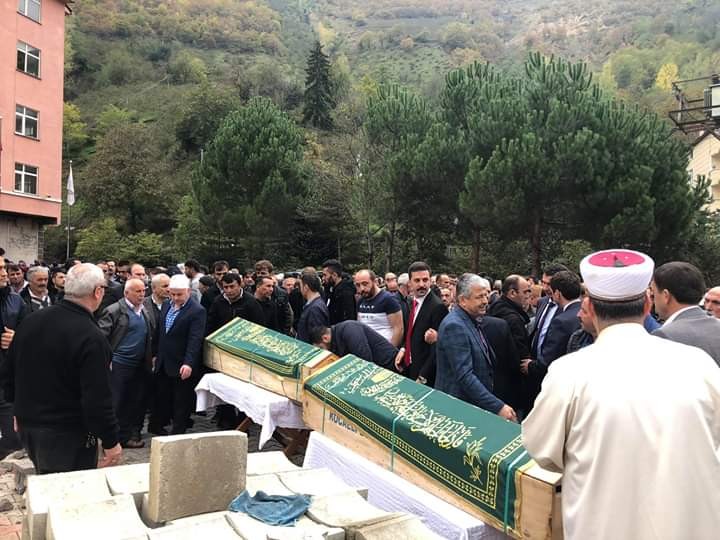 El ele öldüler, yan yana toprağa verildiler