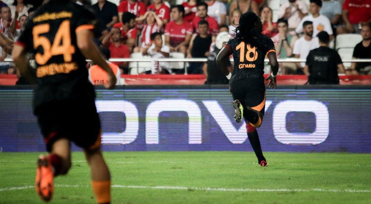 Bafetimbi Gomis kalıyor! Antalyaspor'a attığı gol yönetimin fikrini değiştirdi