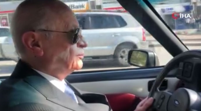Bahçeli, klasik otomobiliyle Ankara sokaklarında