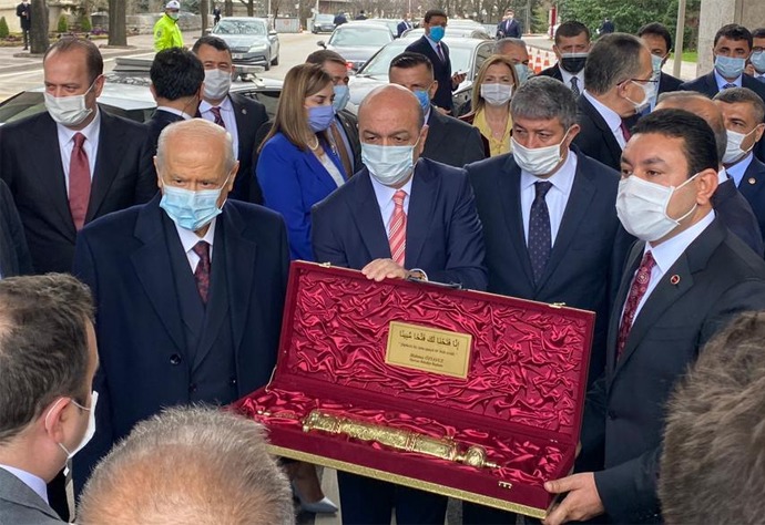 Bahçeli: “İbreti alem için, 104 emekli amiralin rütbeleri sökülmelidir”
