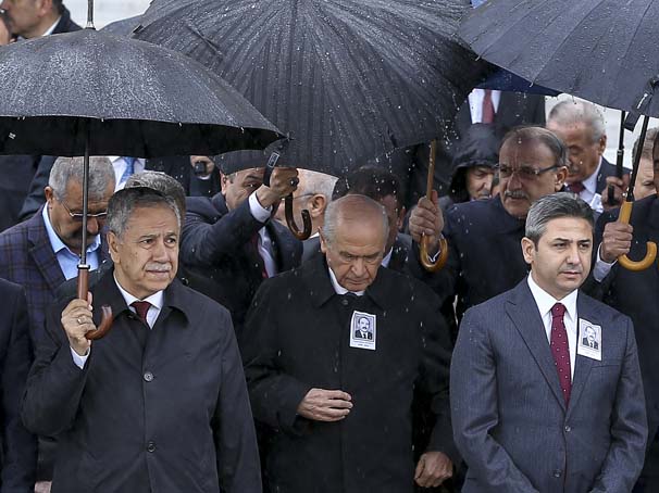 Bahçeli ile Oktay Vural aynı şemsiye altında!