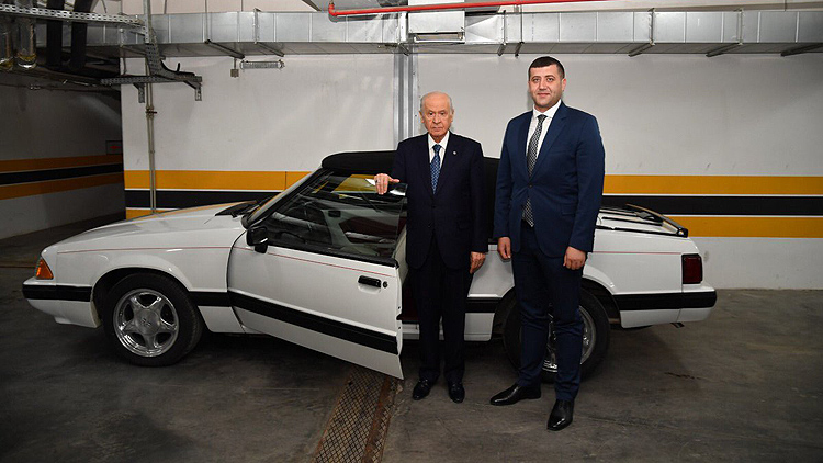 Bahçeli klasik otomobilini hediye etti