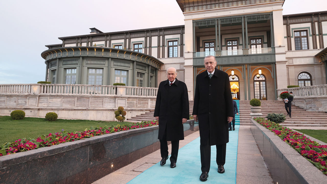 Erdoğan ve Bahçeli iftarda bir araya geldi: MHP liderinin  hediyesi dikkat çekti Erdoğan ve Bahçeli iftarda bir araya geldi: MHP liderinin  hediyesi dikkat çekti