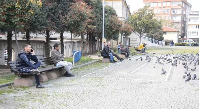 Vatandaş yasak dinlemedi, belediye bankları kepçeyle topladı