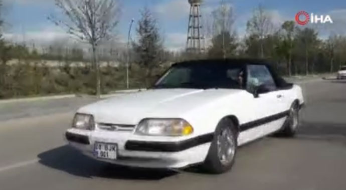 Bahçeli, klasik otomobiliyle Ankara sokaklarında