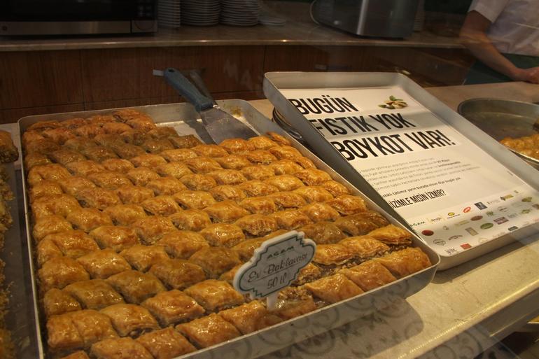 Baklavacıya giren bu yazıyı gördü!