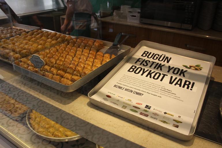 Baklavacıya giren bu yazıyı gördü!