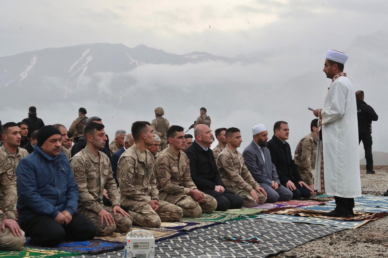Bakan Soylu, bayram namazını İran sınırında kıldı