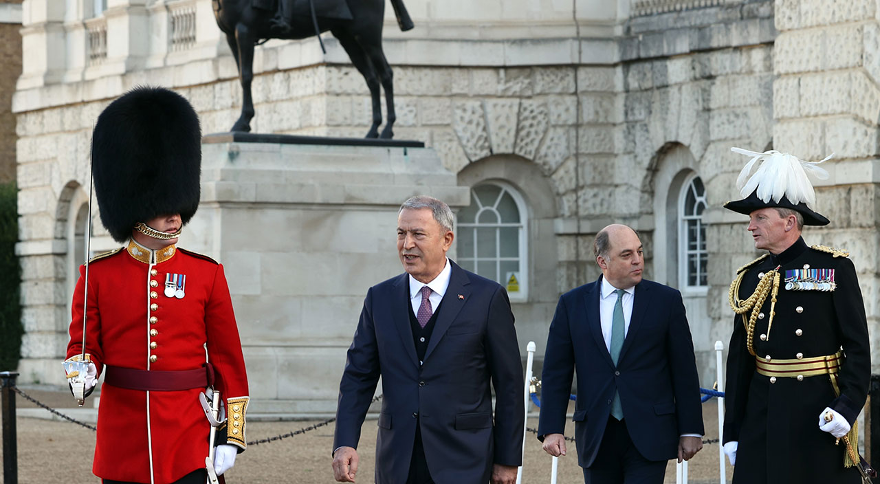 Bakan Akar, İngiliz mevkidaşı Wallace ile görüştü