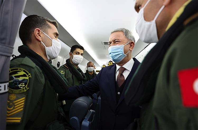 Milli Savunma Bakanı Akar Deniz Kuvvetlerinin yeni uçağında inceleme yaptı