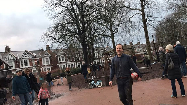 Başbakan “hafta sonu evde kalın” dedi, bakan parka çıktı