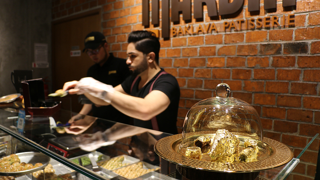 Bu baklavanın dilimi bin dolar... Tamamen altın kaplamalı baklavaya yoğun ilgi