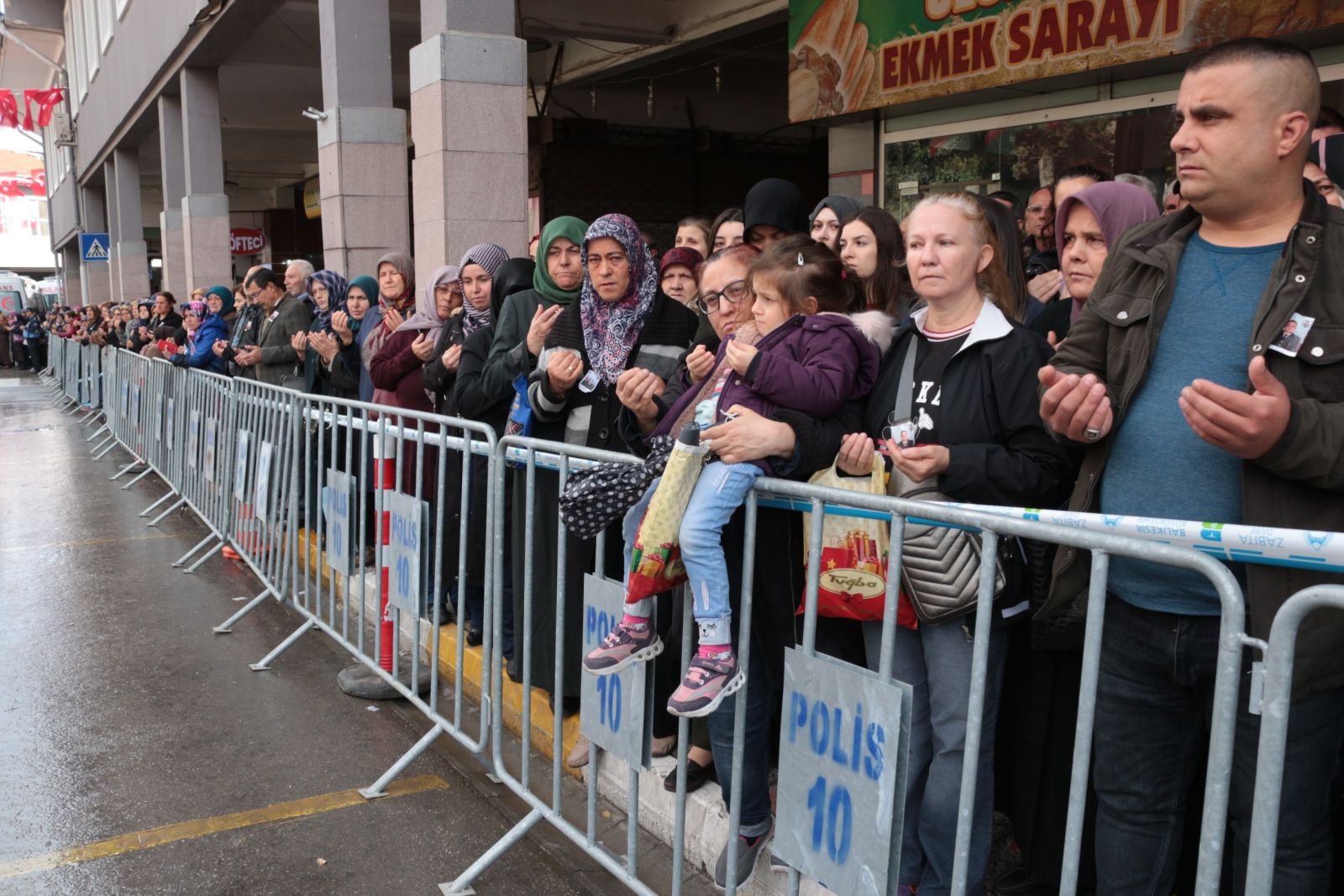 Balıkesir şehidini göz yaşlarıyla uğurladı