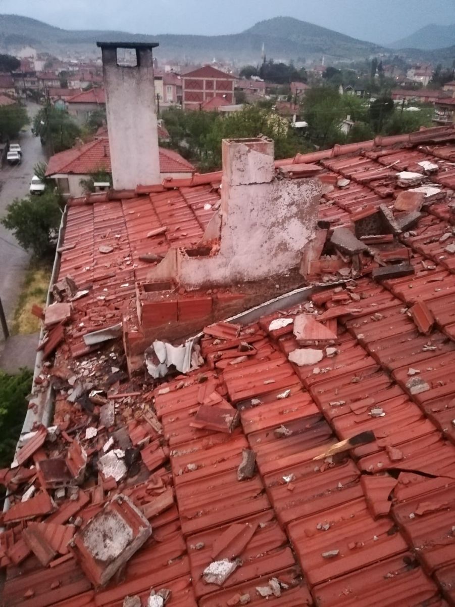Balıkesir Sındırgı'da bir eve yıldırım düştü