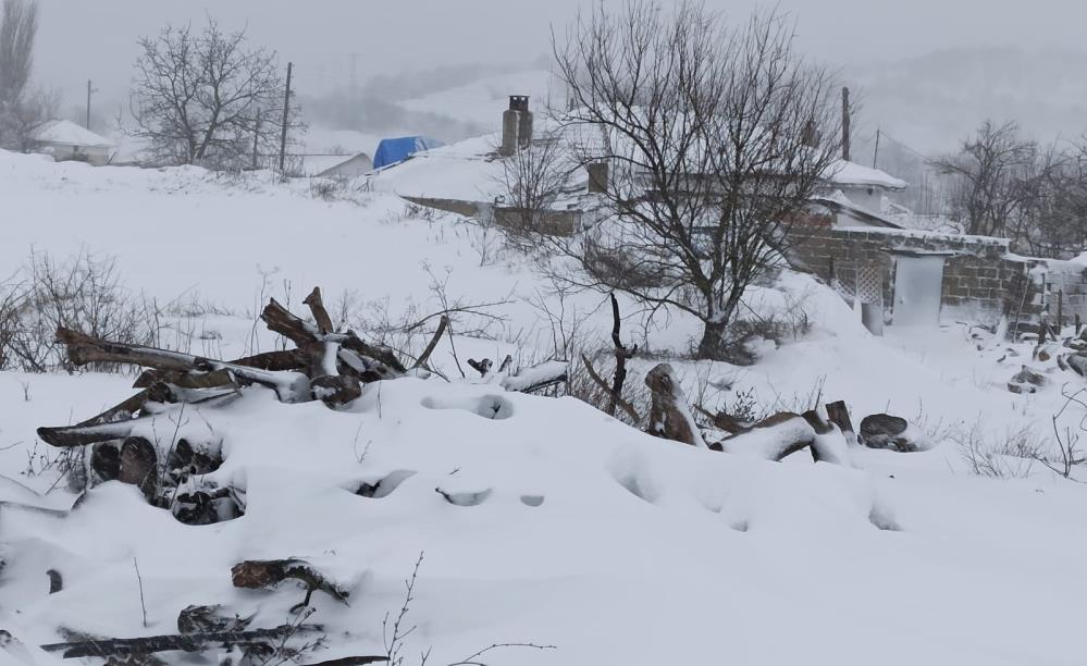 Balkan köylerinde kar yağışı hayatı felç etti