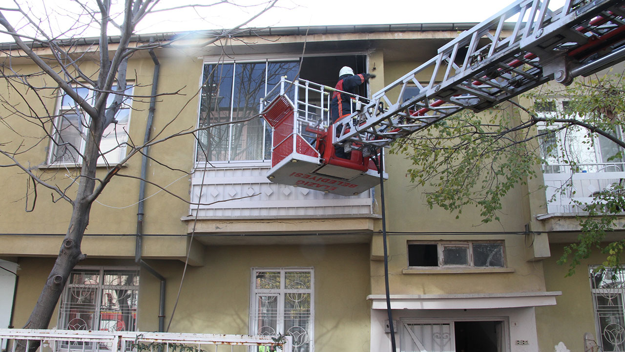 Canlarını zor kurtardılar: Yangını fark edip balkondan atladılar