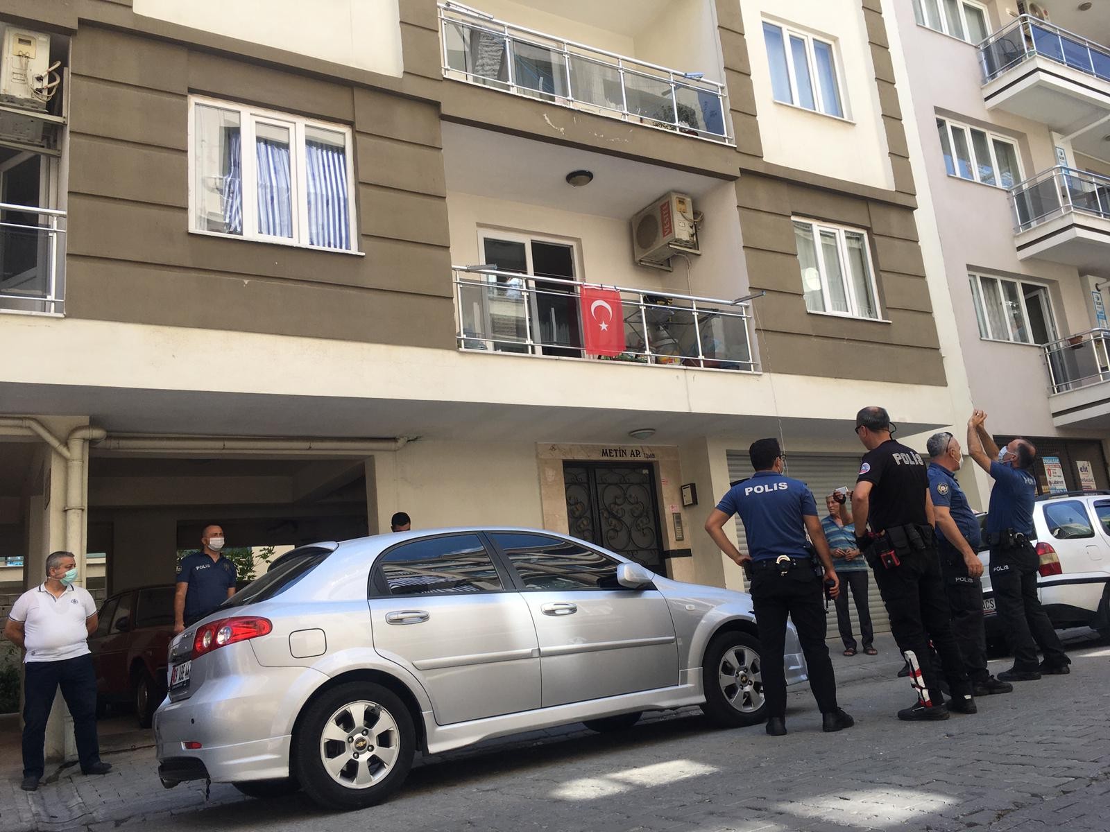 Balkonda çamaşır toplarken yere çakıldı