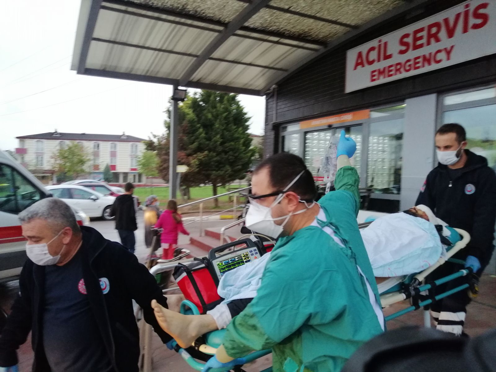 İki grup arasında çatışma çıktı, balkona çıkan vatandaş kafasından vuruldu