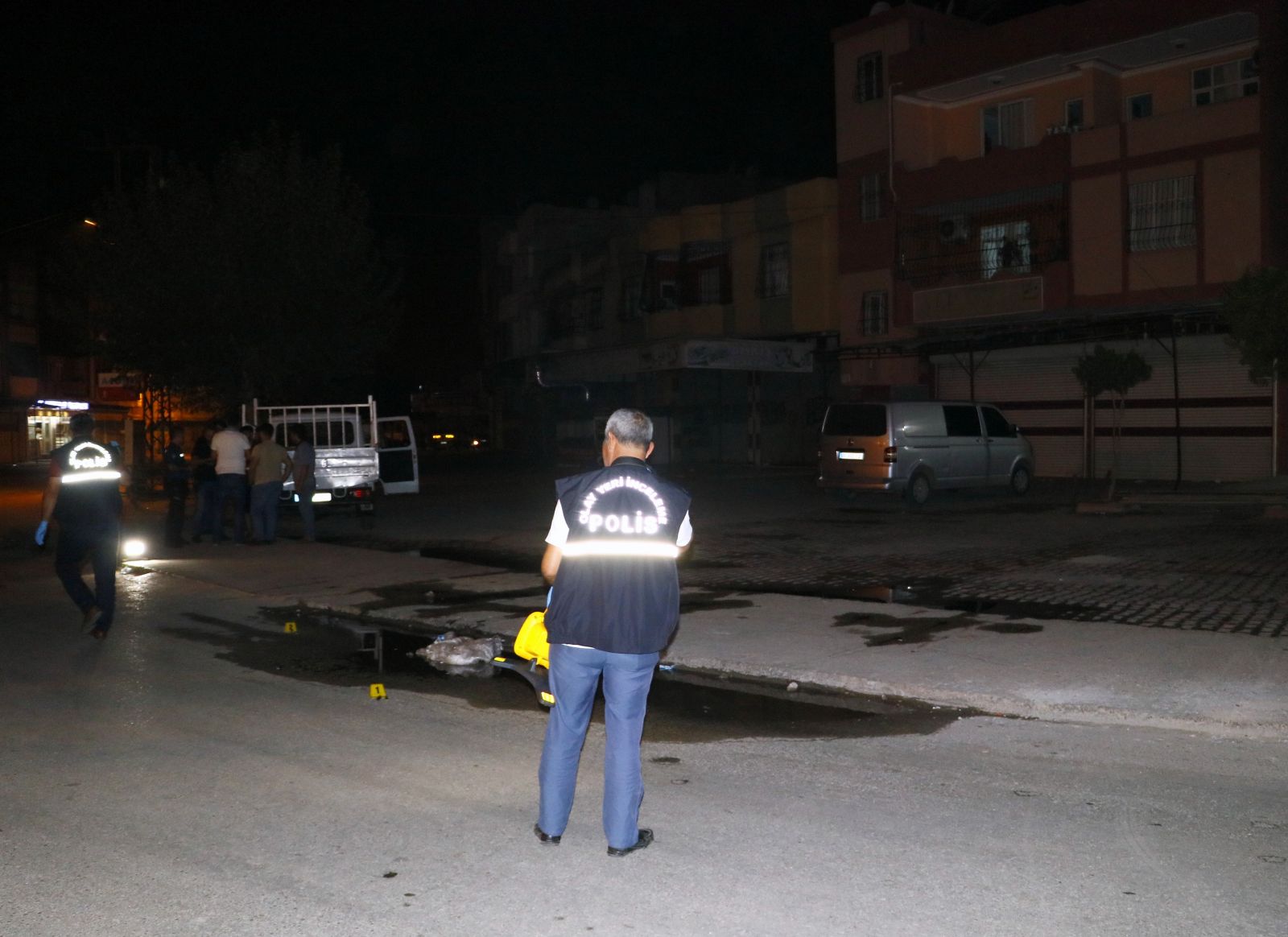 Balkonda kahve içen 16 yaşındaki çocuğu pompalı tüfeklerle vurdular