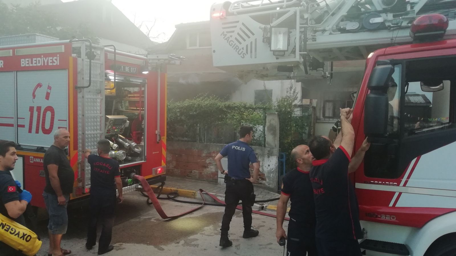 Balkonda çıkan yangın evi küle çeviriyordu