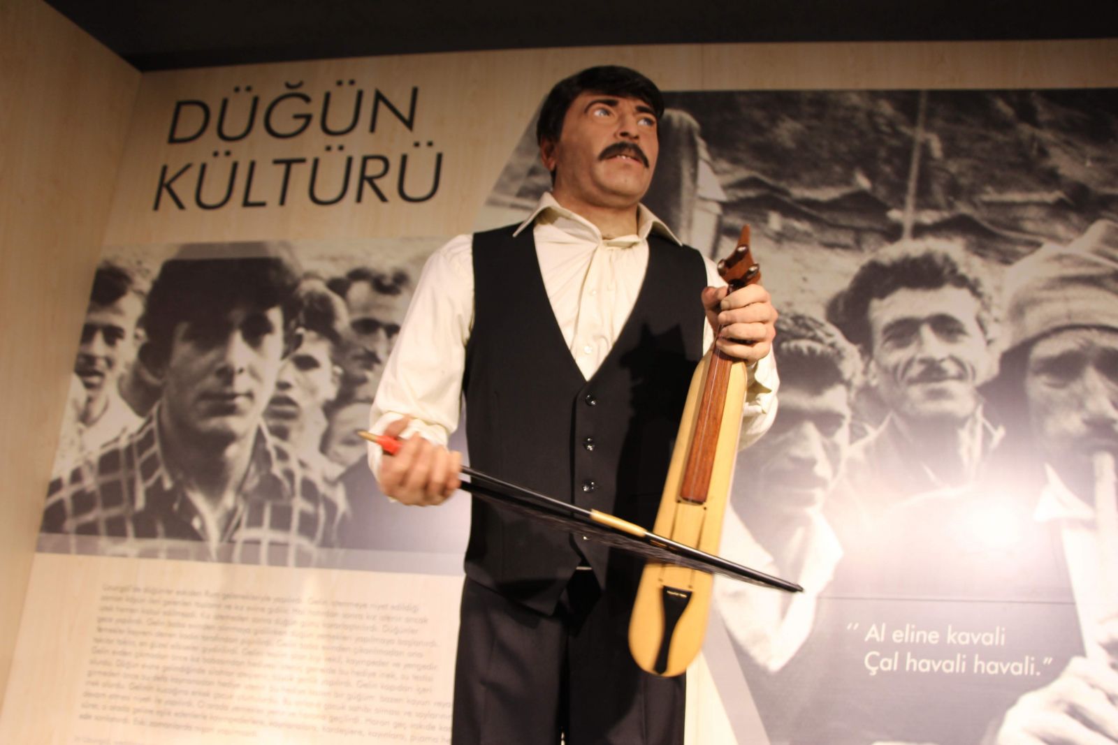Bu bal mumu heykeli hem kemençe çalıyor hem söylüyor