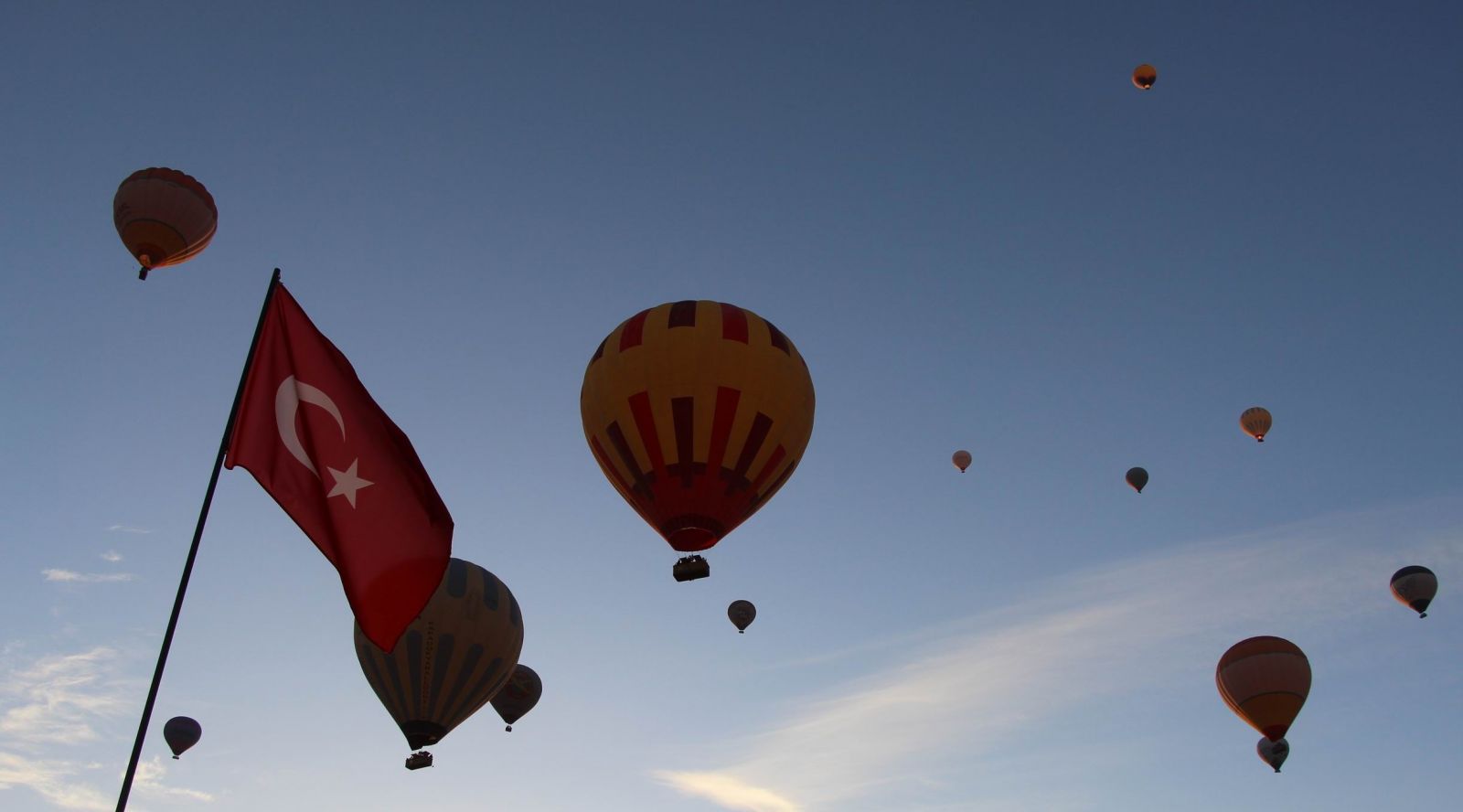 Kapadokya’da balonların gökyüzünde muhteşem dansı