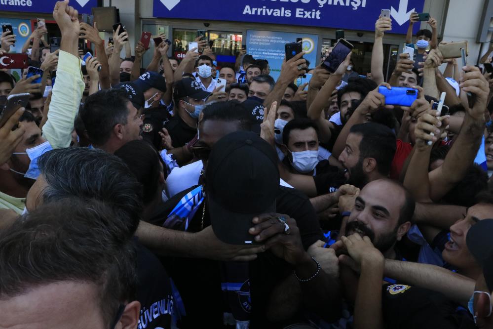 Adana'da Balotelli coşkusu: Birbirlerini ezdiler