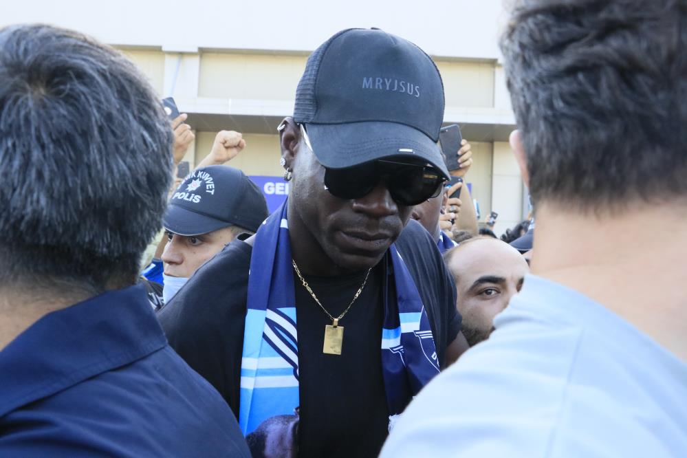 Adana'da Balotelli coşkusu: Birbirlerini ezdiler