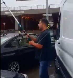 Alt geçitte balık tutmaya çalışan İstanbullu