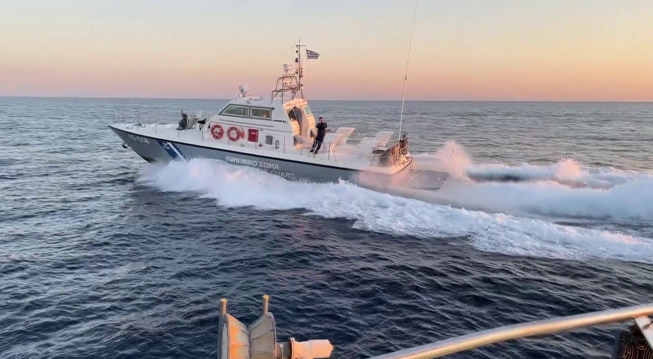 Türk balıkçıya Ege Denizi'nde Yunan tacizi! O anlar kamerada