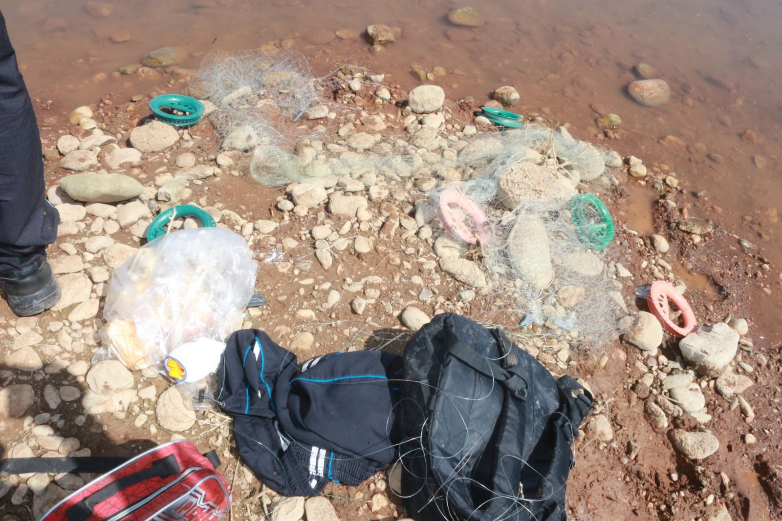 Balık tutmak için girdiği gölette boğuldu