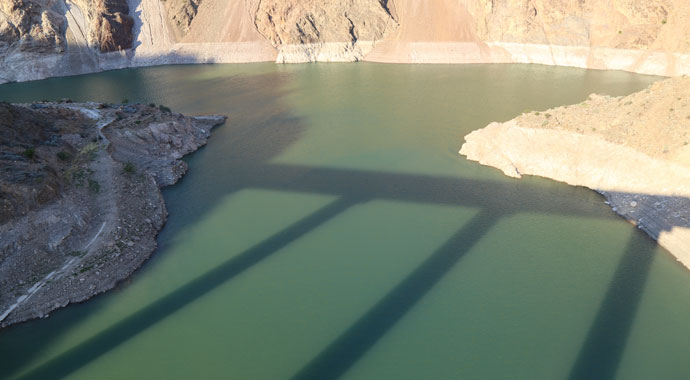 Deriner Barajı dolulukta yüzde yüz seviyeye ulaştı, asırlık köy yeniden sular altında kaldı