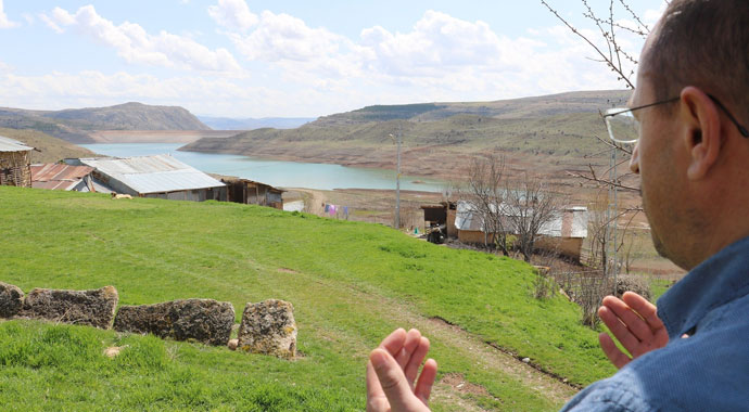 Baraj kurudu mezarlar ortaya çıktı