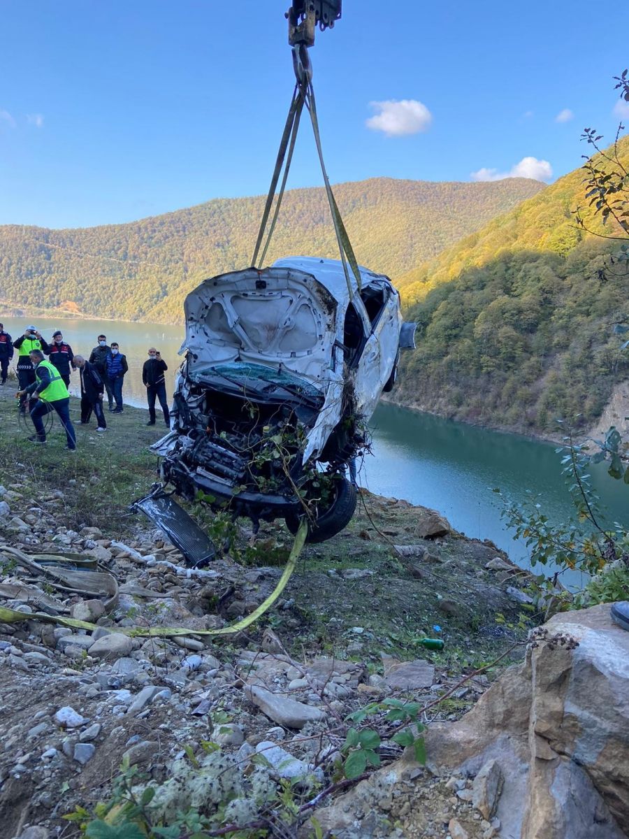 Baraja uçan otomobildeki 3 kişinin cansız bedenine ulaşıldı