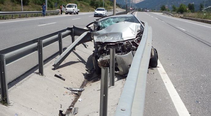 Otomobil bariyerlere saplandı: 2 yaralı