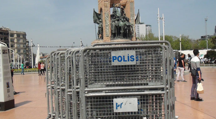 Taksim Meydanı’na kamyonetle bariyerler getirildi