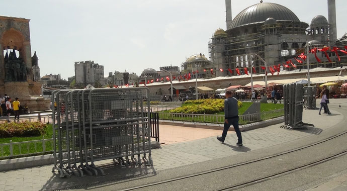 Taksim Meydanı’na kamyonetle bariyerler getirildi