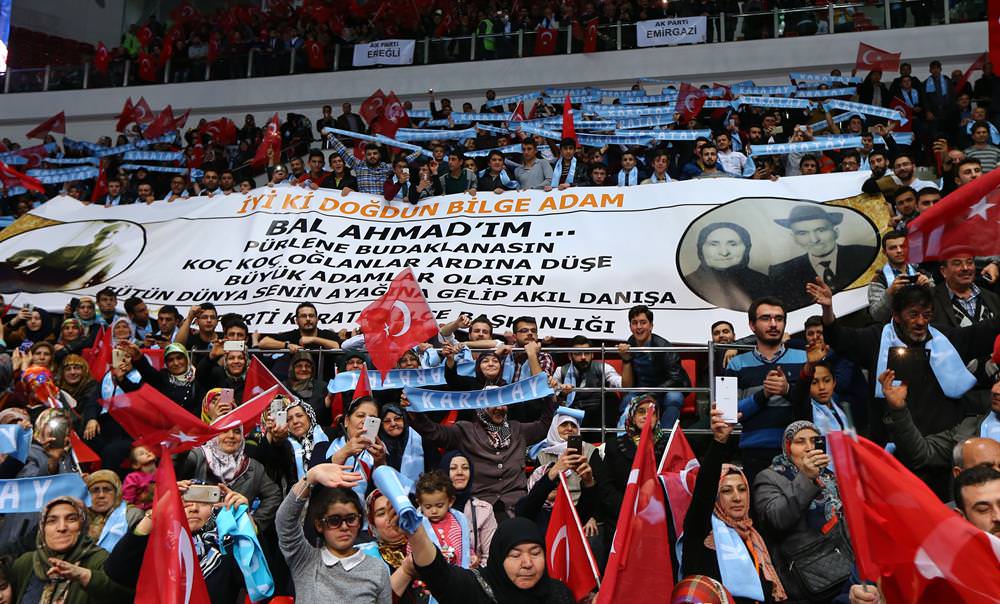 Başbakan Davutoğlu'na pankart sürprizi