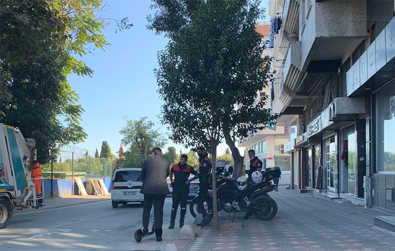 Zeytinburnu Belediye Başkanı Ömer Arısoy'dan scooter’la denetim