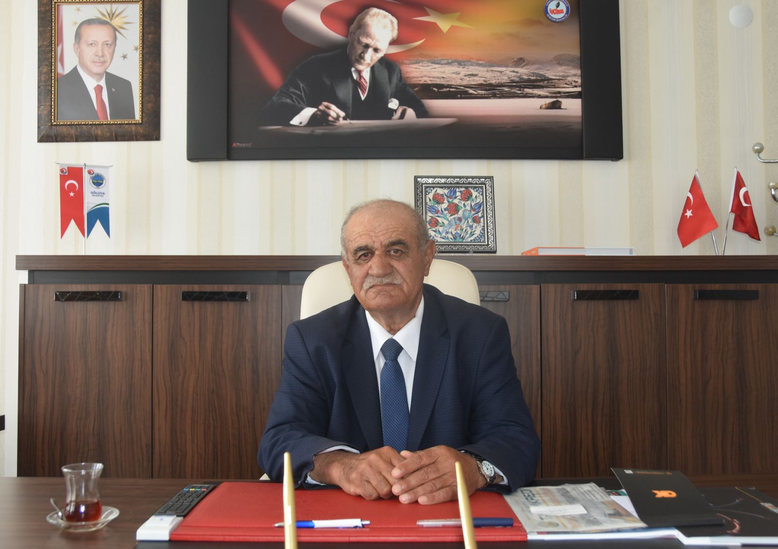 Belediye başkanı, 36 yıllık traktörünü makam aracı olarak kullanıyor