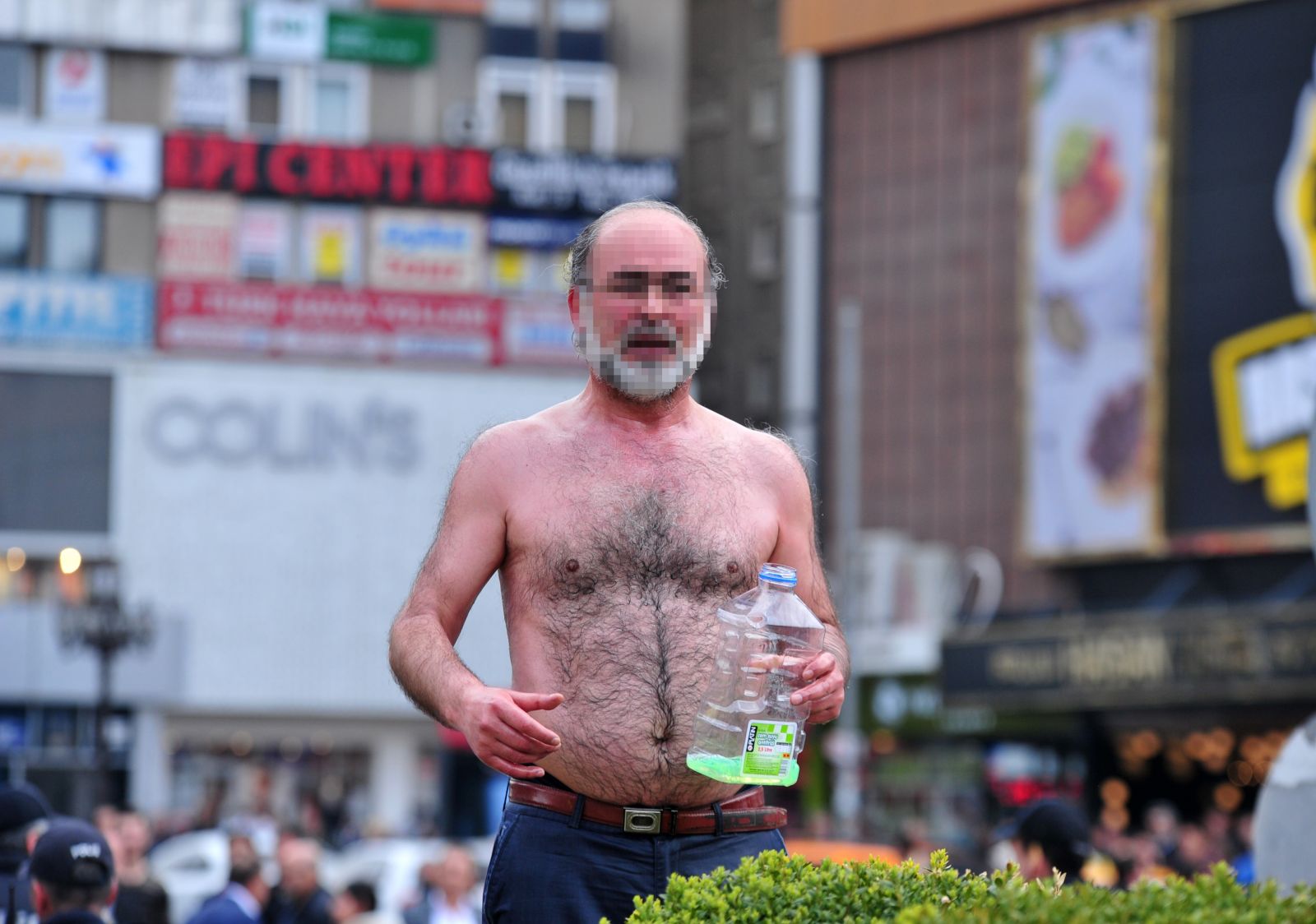 Üzerine benzin döküp kendini yakmaya çalıştı