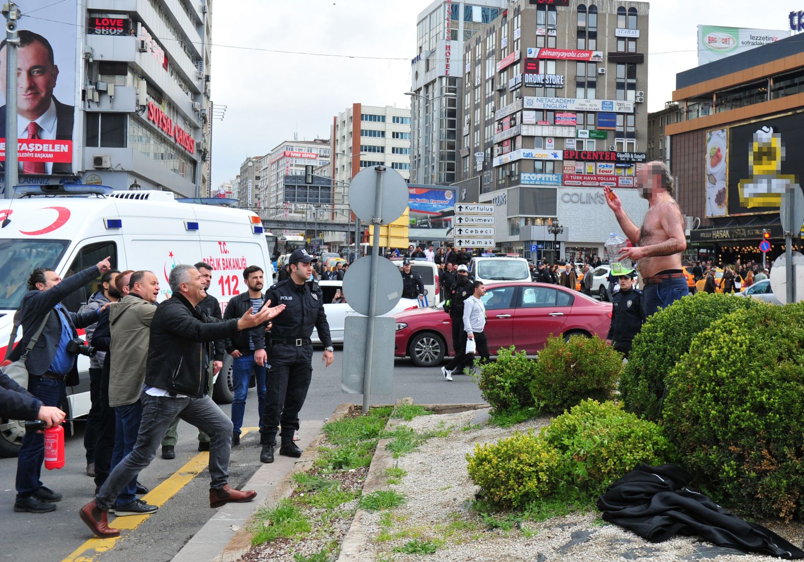 Üzerine benzin döküp kendini yakmaya çalıştı